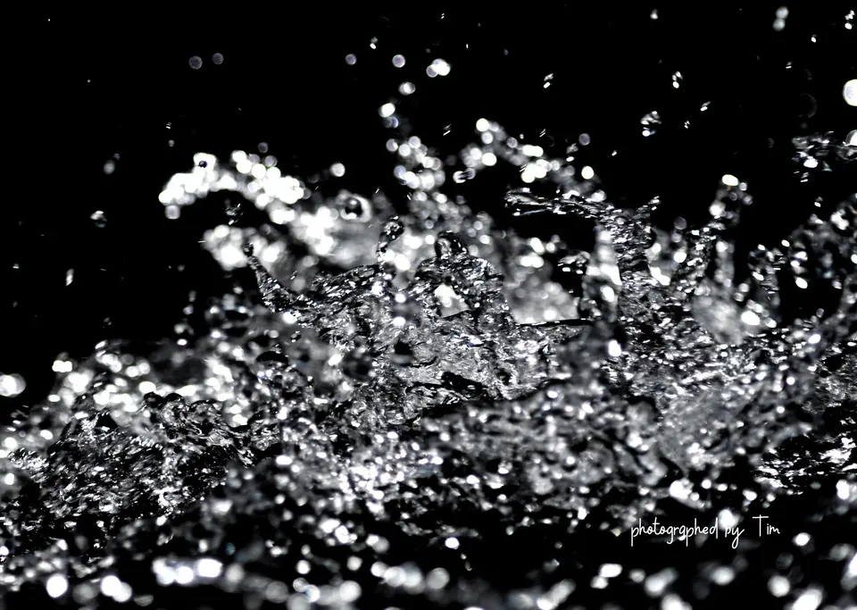 Aufspritzendes Wasser in Schwarz-Weiss eingefroren