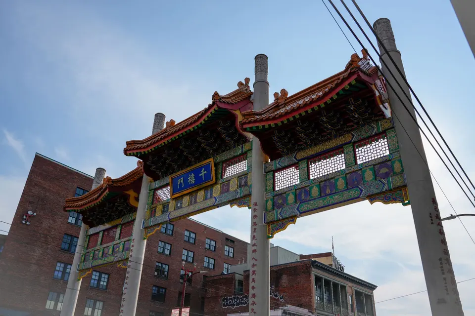 Chinatown-Torbogen vor blauem Himmel