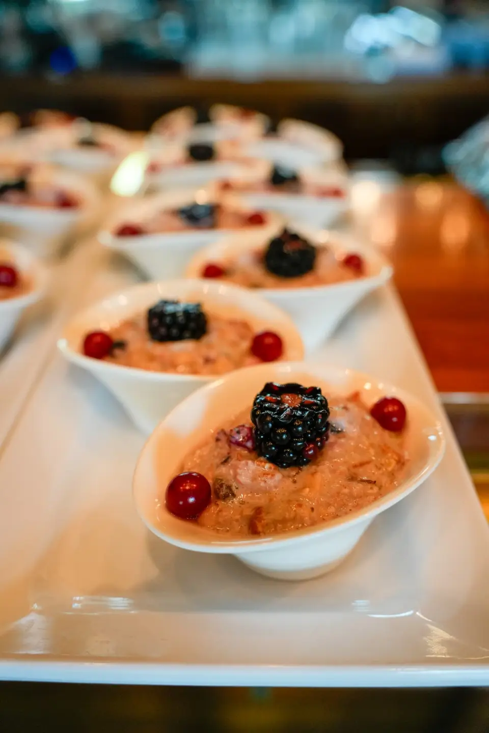 Dessertschalen mit Brombeeren und Johannisbeeren auf einer Servierplatte