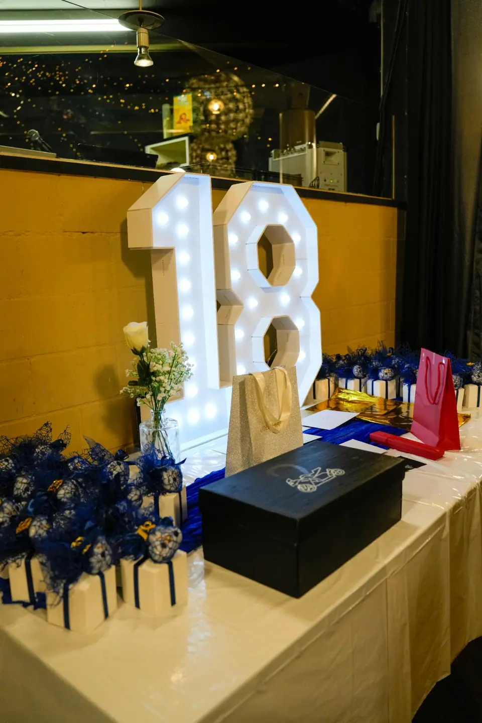Leuchtende 18 und Geschenketisch am privaten 18. Geburtstag in Zürich