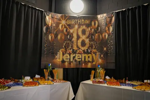 Dekoriertes Buffet vor dem Banner zum 18. Geburtstag