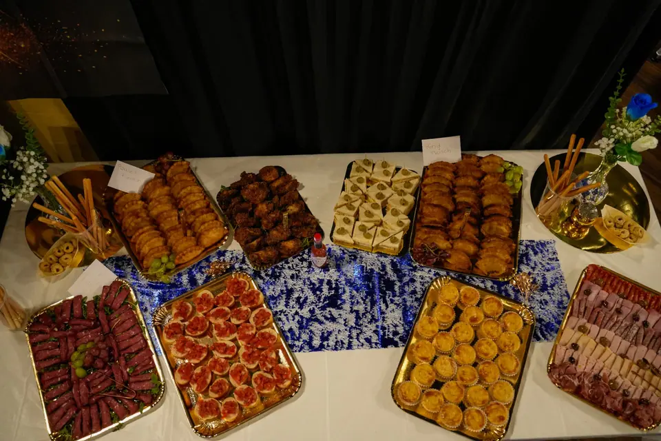 Vielfältiges Apérobuffet aus der Vogelperspektive an der Geburtstagsfeier