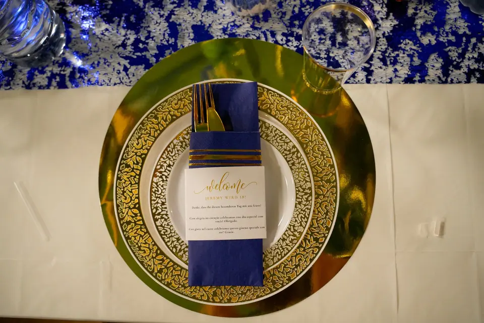 Blau und gold gedeckter Platz für einen Gast des 18. Geburtstags