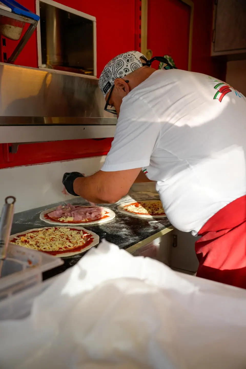 Pizzabäcker bereitet das Essen für den privaten Geburtstagsanlass vor