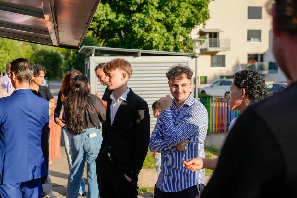Freunde und Familie im Gespräch vor der Feier zum 18. Geburtstag
