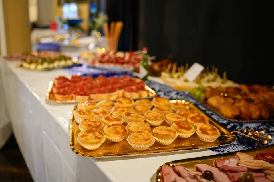 Festliches Buffet mit Gebäck am privaten Geburtstagsanlass