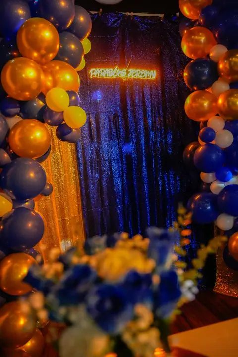 Blau-goldene Ballondekoration am privaten 18. Geburtstag