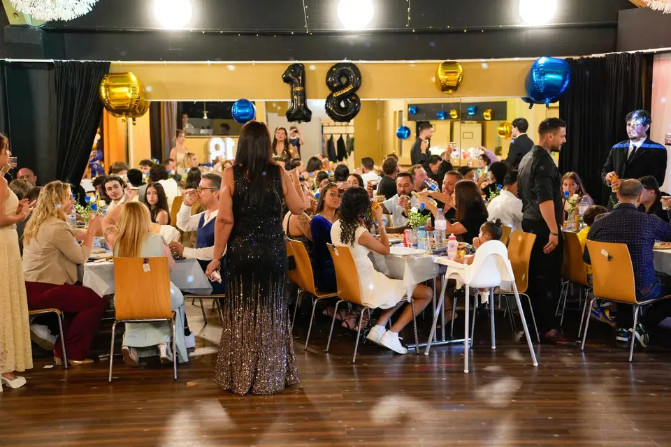 Festgesellschaft beim gemeinsamen Essen am privaten 18. Geburtstag in Zürich