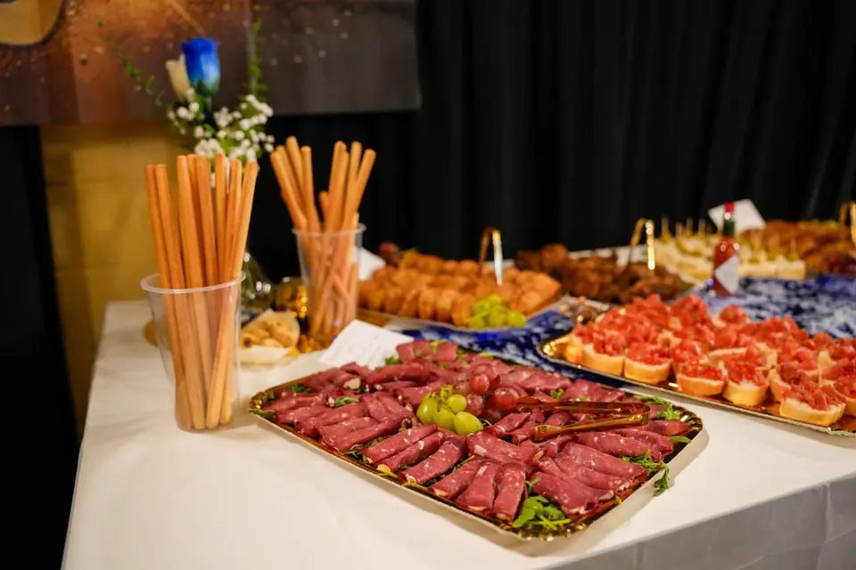 Apérobuffet mit Fleischplatte und Grissini an der Geburtstagsfeier