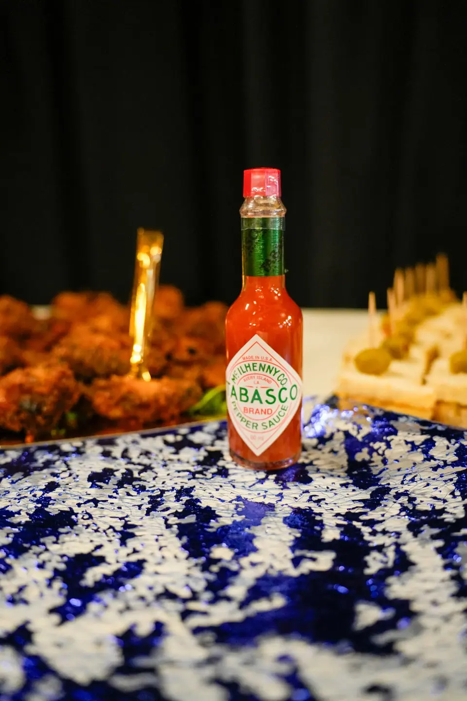 Detailaufnahme einer Tabasco-Flasche am festlichen Buffet