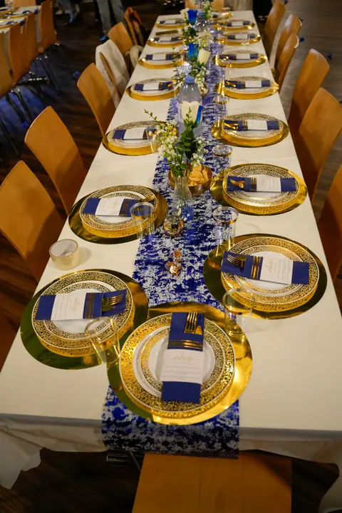 Festlich gedeckte Geburtstagstafel in Blau und Gold