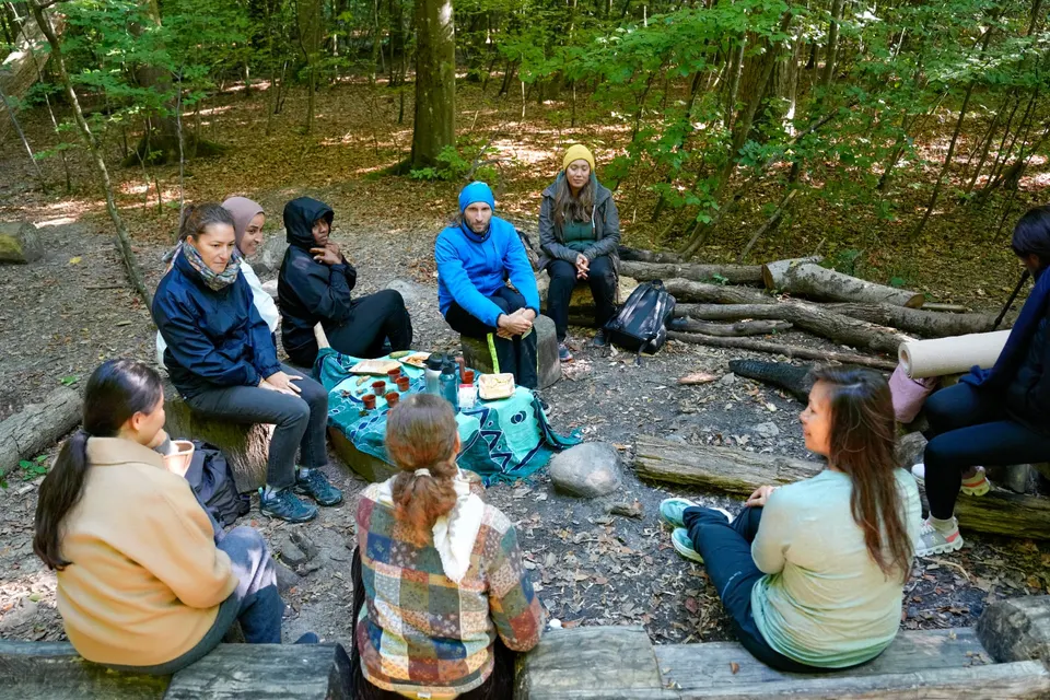 Abschlusskreis der Gruppe rund um die Teezeremonie beim Soundwalk