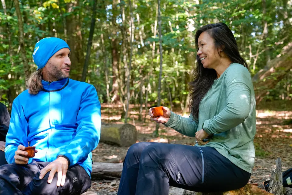 Zwei Teilnehmende im Austausch über ihre Erlebnisse beim Forest Bathing