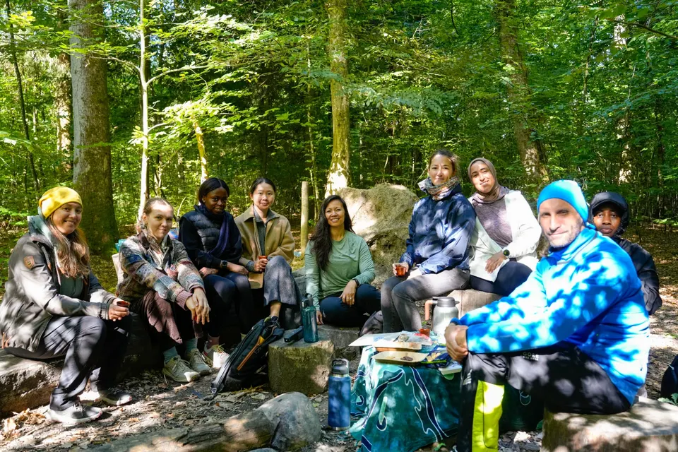 Gruppenfoto der Soundwalk-Gruppe bei der Teezeremonie im Käferberg-Wald