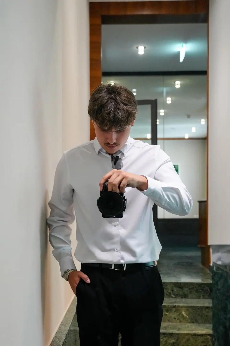 Eventfotograf Tim Jeker mit Kamera bei einer Reportage